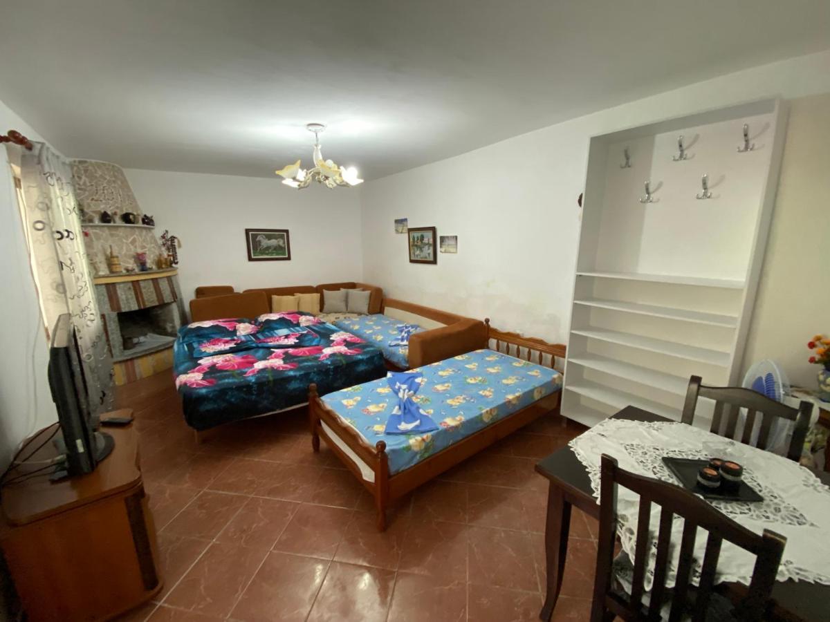 Pineside Alloggio in famiglia Himare
