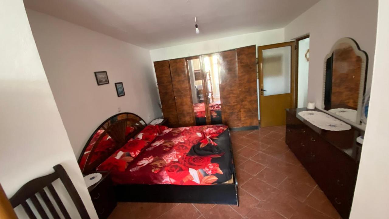 Pineside Alloggio in famiglia Himare