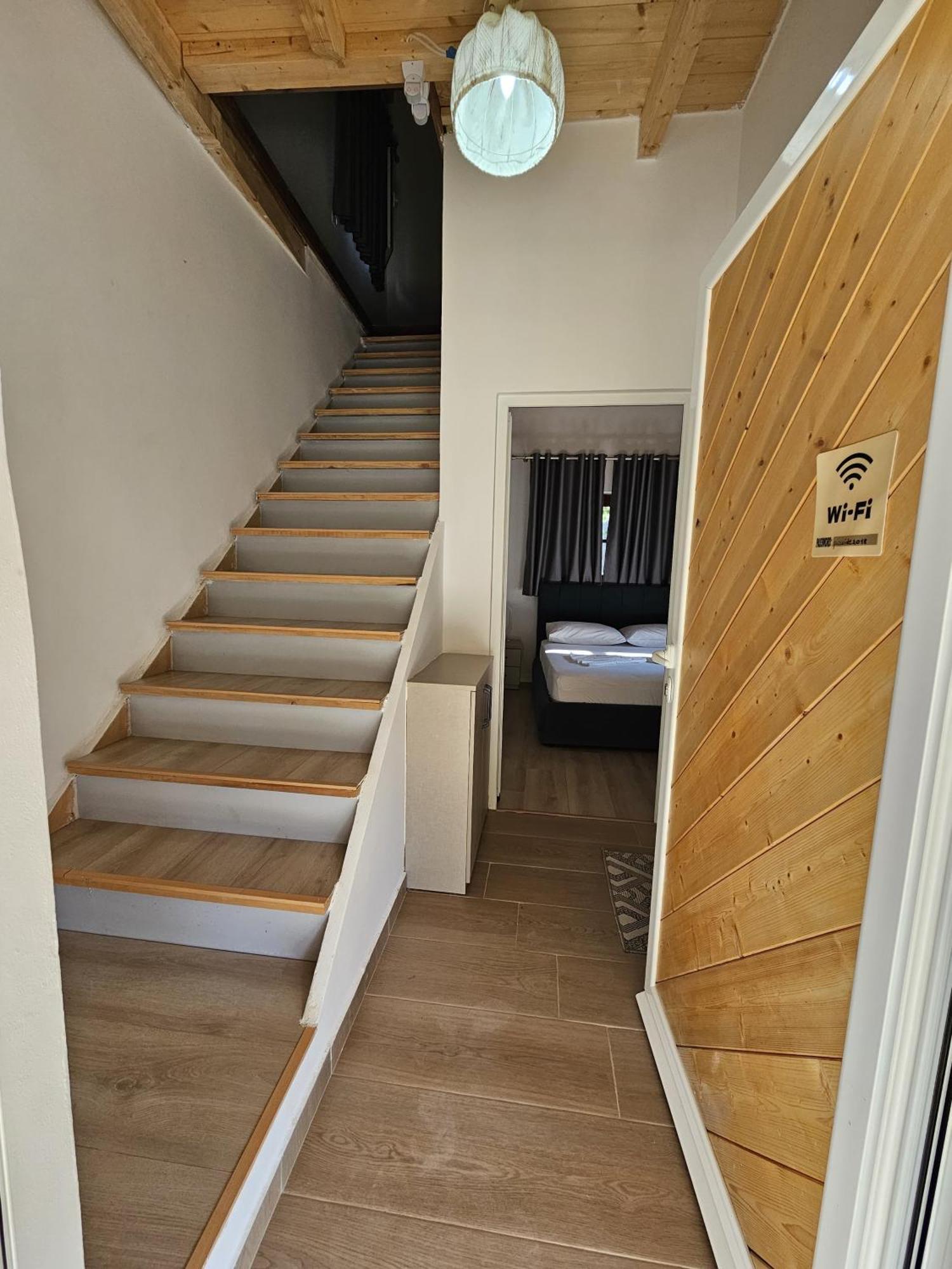 Pineside Homestay Himare