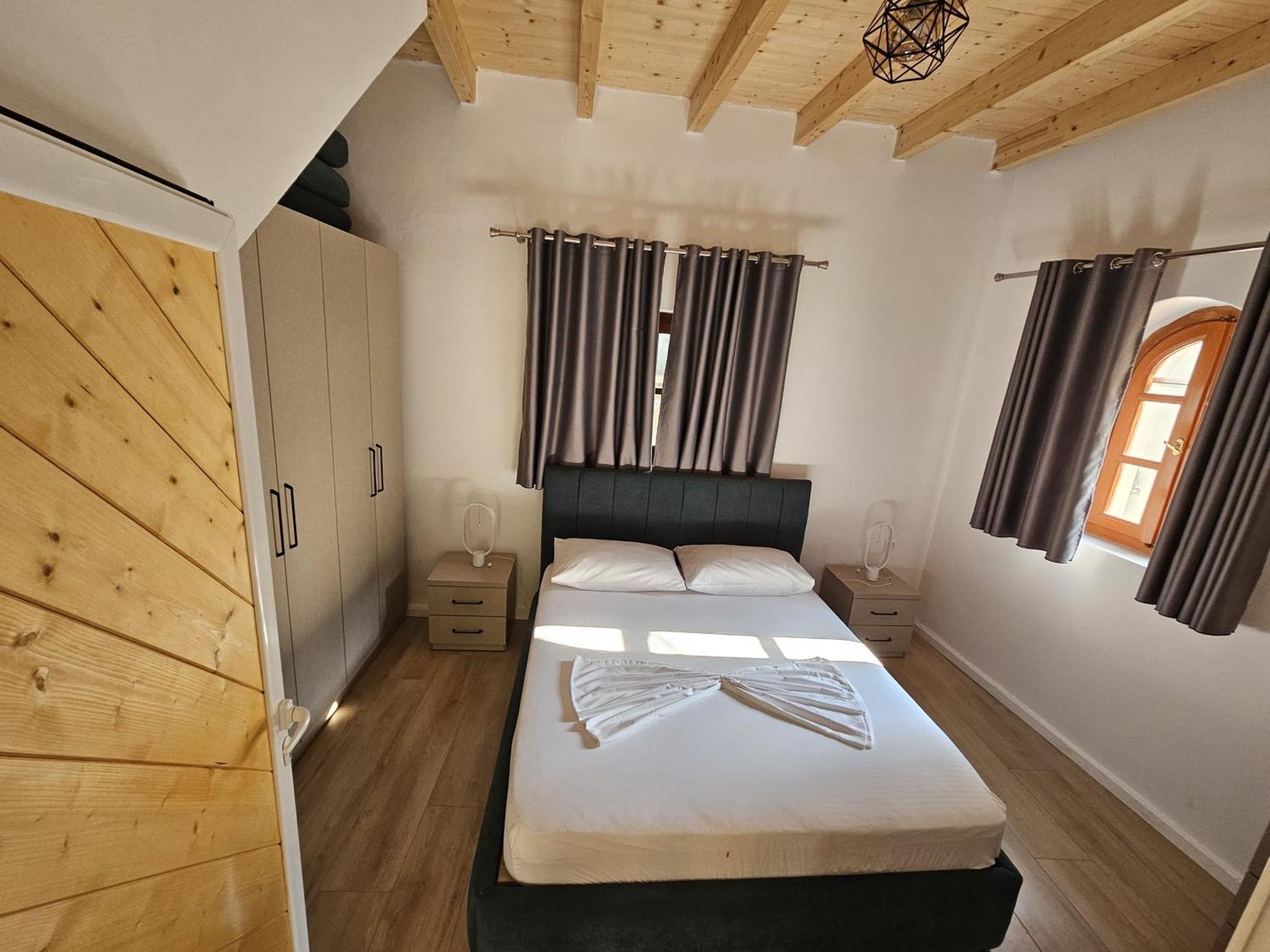 Homestay Pineside Himare