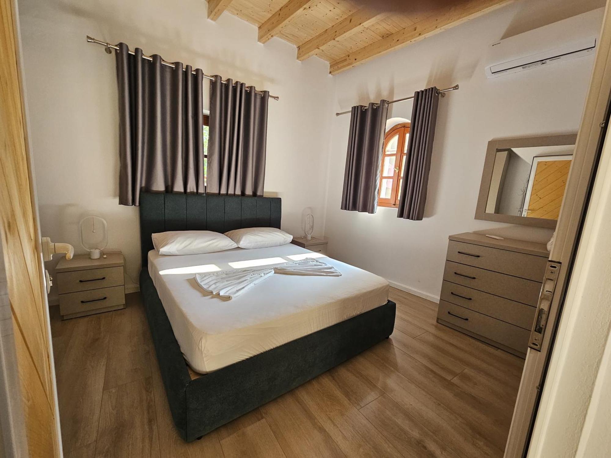 Pineside Homestay Himare